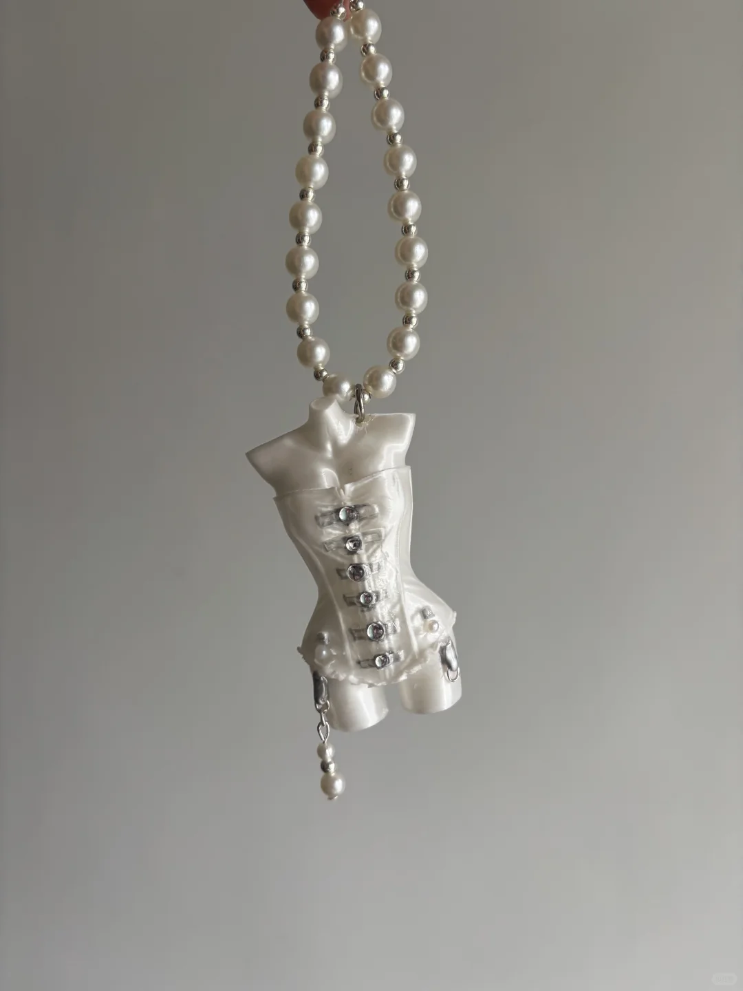 褶皱裹着的不止是胸衣轮廓