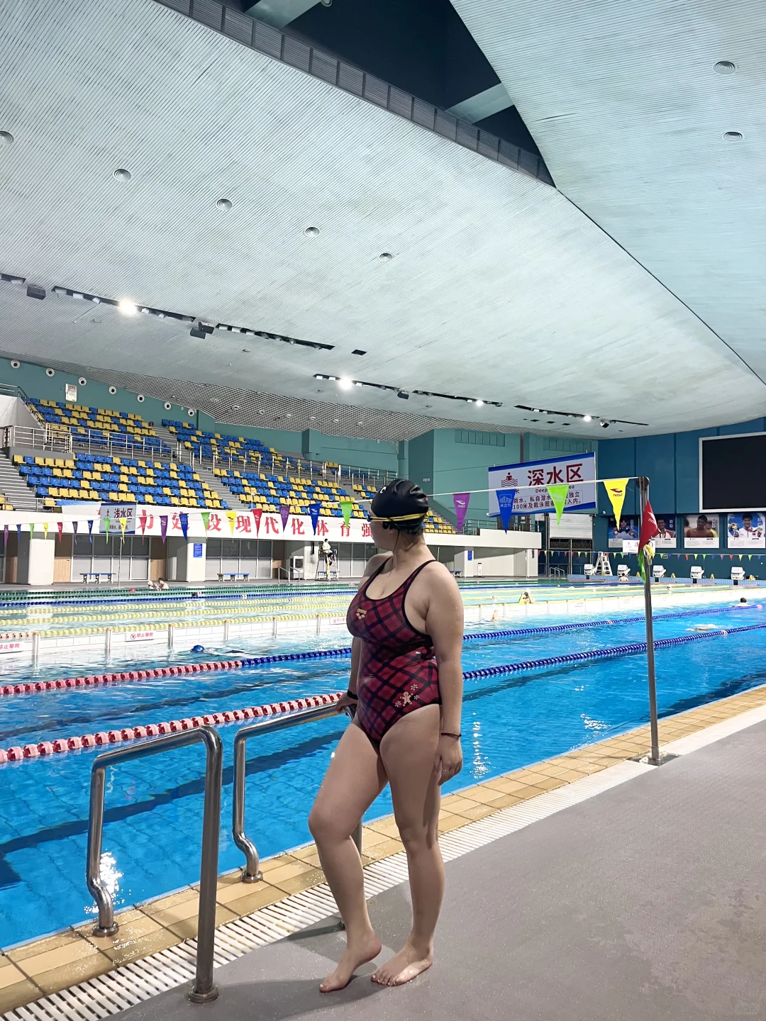 忙了一天还要去游泳的女人