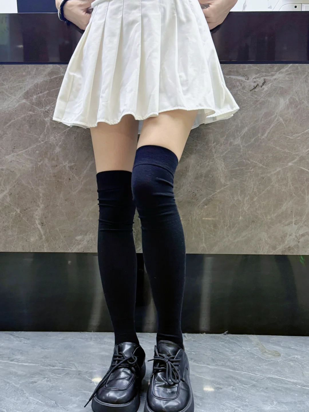 感觉过膝袜外穿的女生都有点……