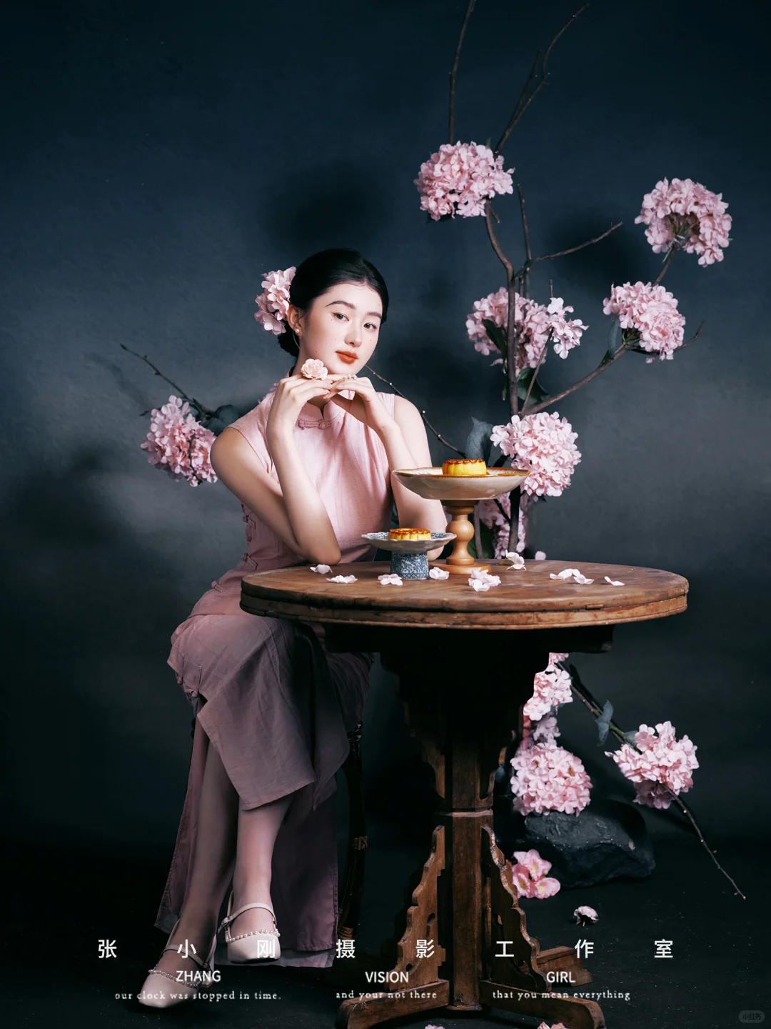 粉色旗袍少女🌸比花还娇艳