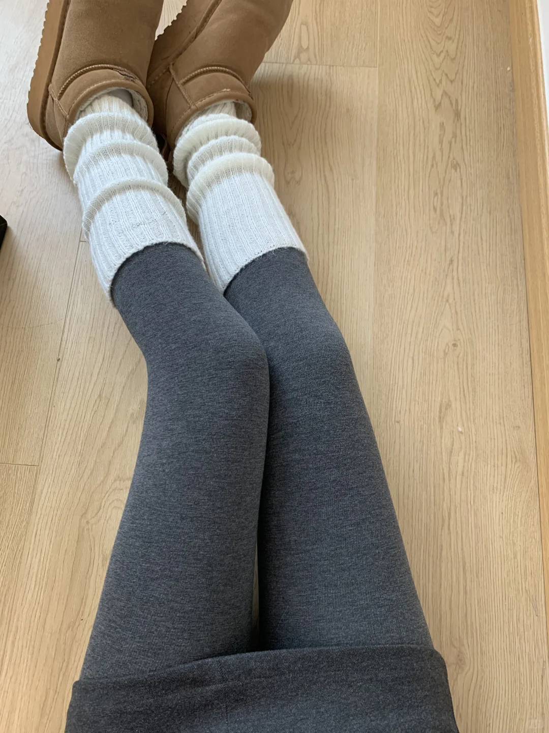 深灰色打底裤加羊绒堆堆袜，冬天就这样穿