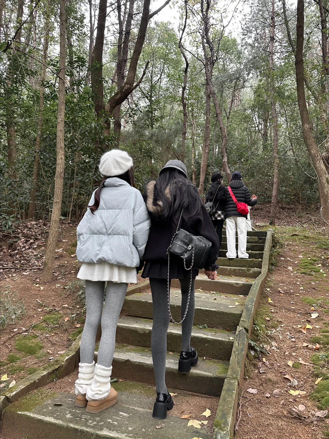 爬山看到的……现在爬山都这么穿了吗？