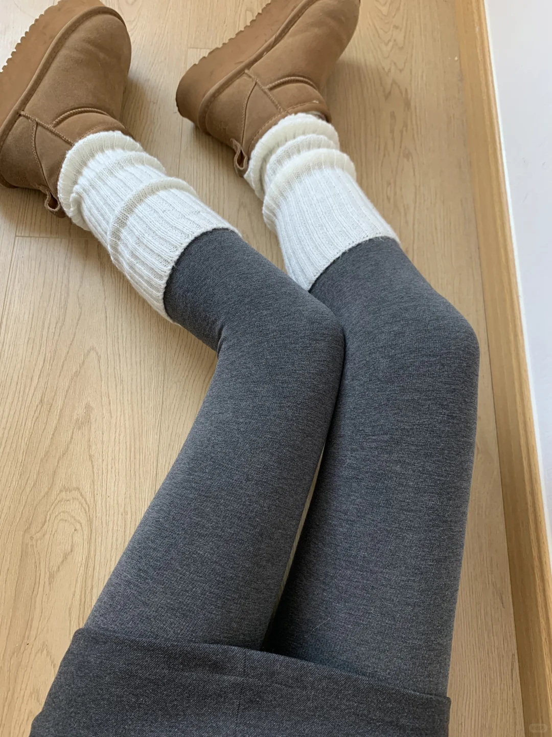 深灰色打底裤加羊绒堆堆袜，冬天就这样穿