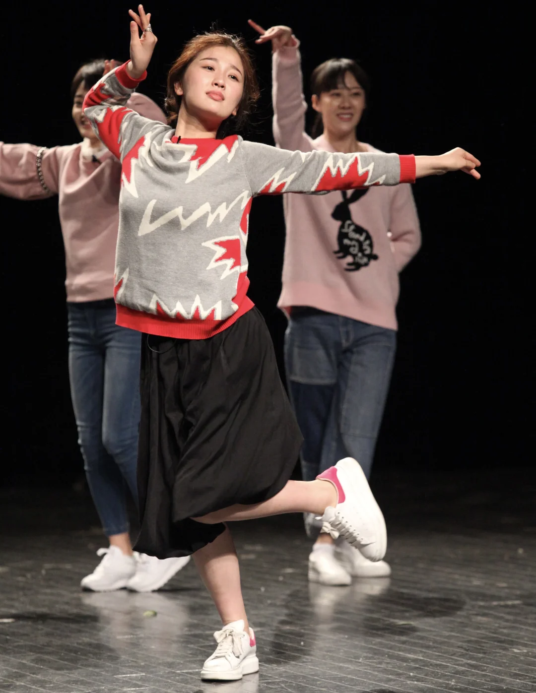 虞书欣早期表演 神情并貌仪态真好 美