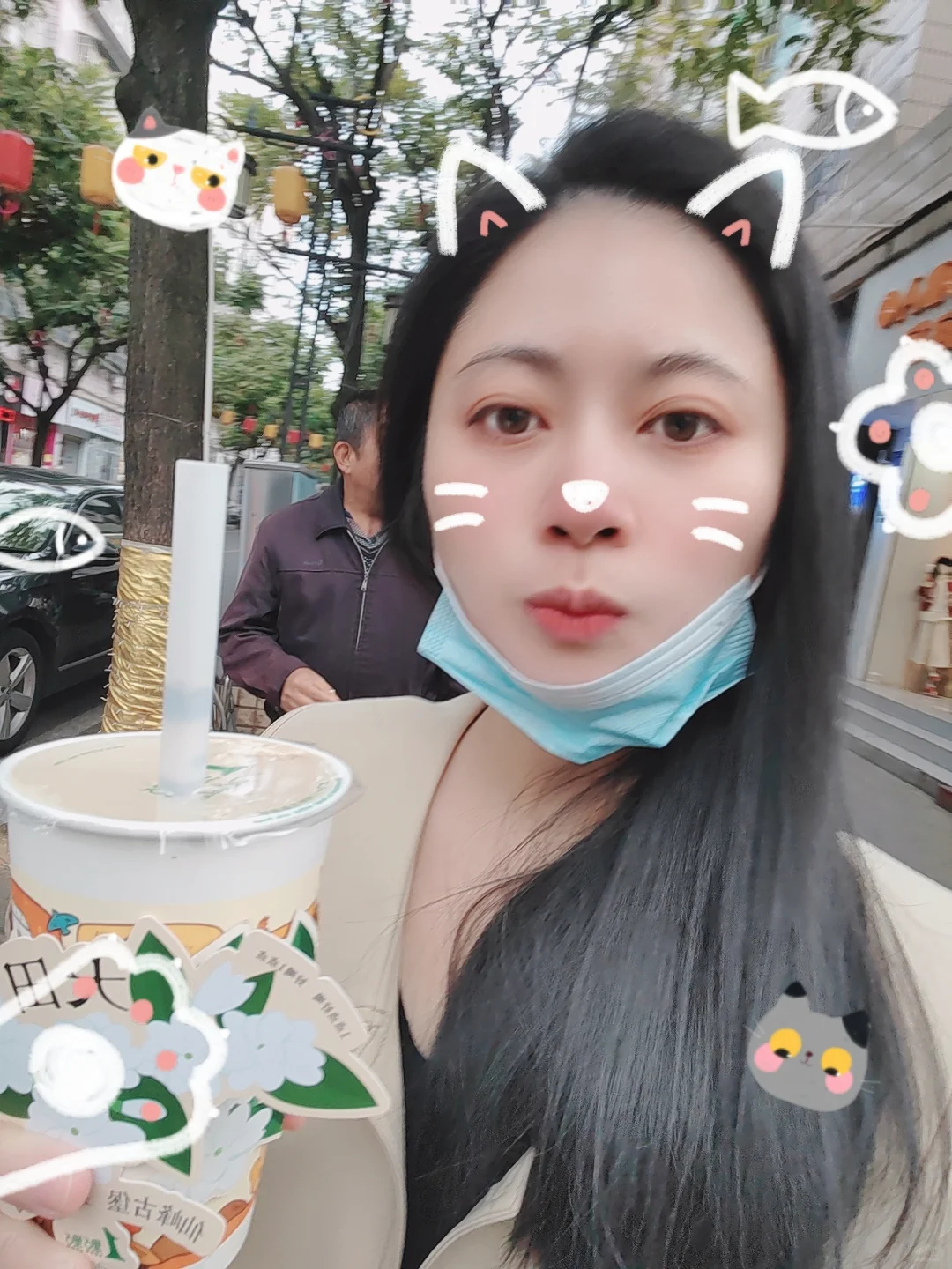 一个人逛逛，臭美的我，女人堆里混出来的。