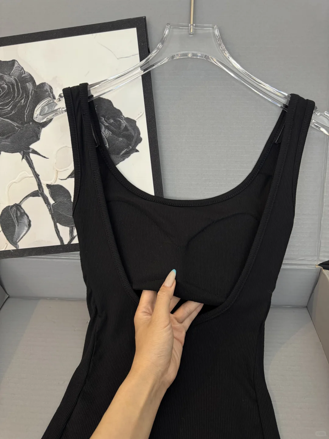 谁懂这一套的杀伤力！大露背配工装裤太帅了！