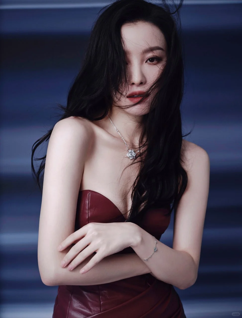 #倪妮 一身红色抹胸皮裙惊艳动人