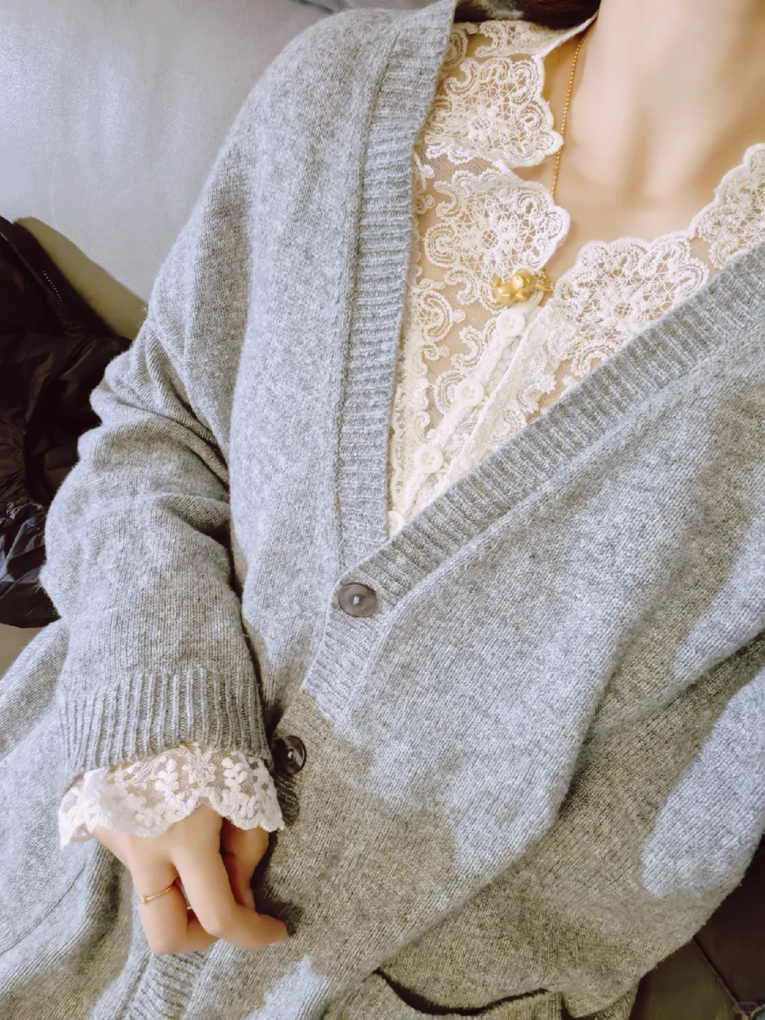 可以拿来搭几乎所有毛衣了