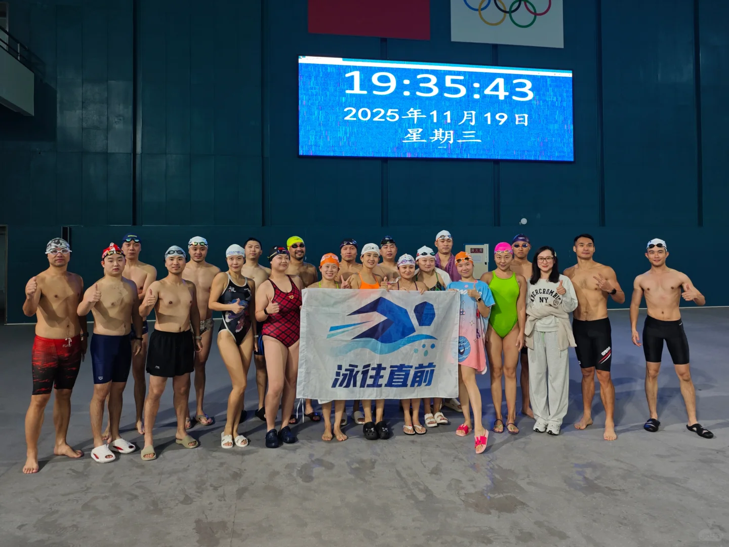 忙了一天还要去游泳的女人