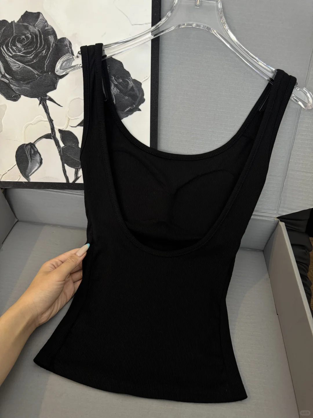 谁懂这一套的杀伤力！大露背配工装裤太帅了！