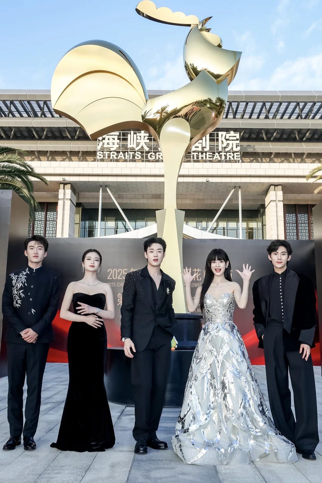 右滑查看青年演员们的红毯风采吧🎊