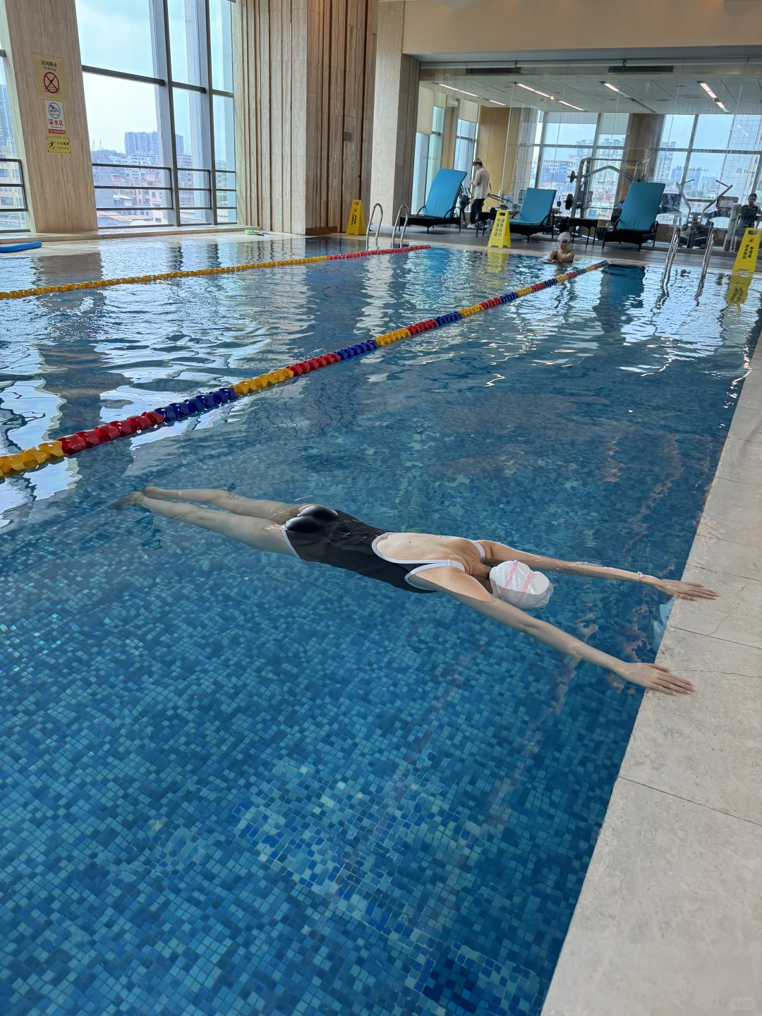 东莞游泳女教练｜成年人解压方式