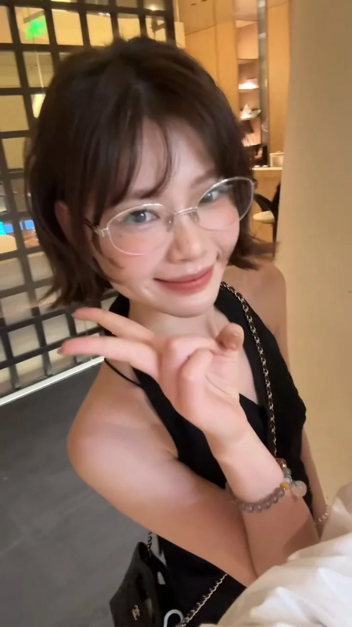 有点清纯有点甜，有点酷酷～