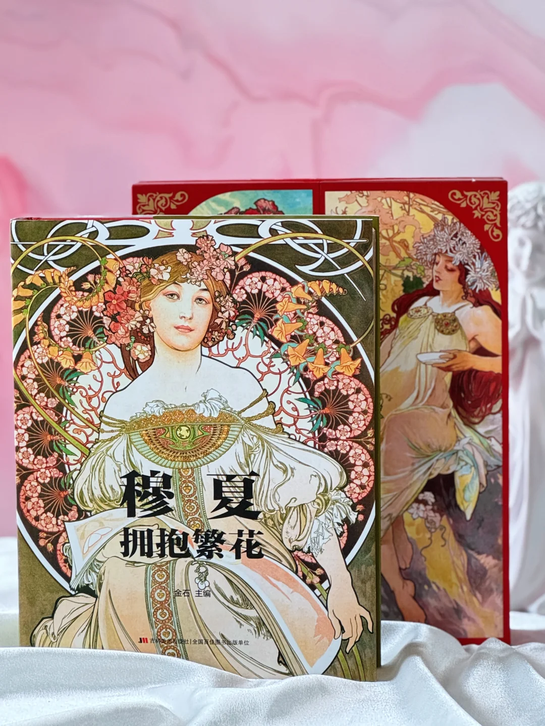 啊啊啊！有谁看了穆夏能忍住不来两笔的