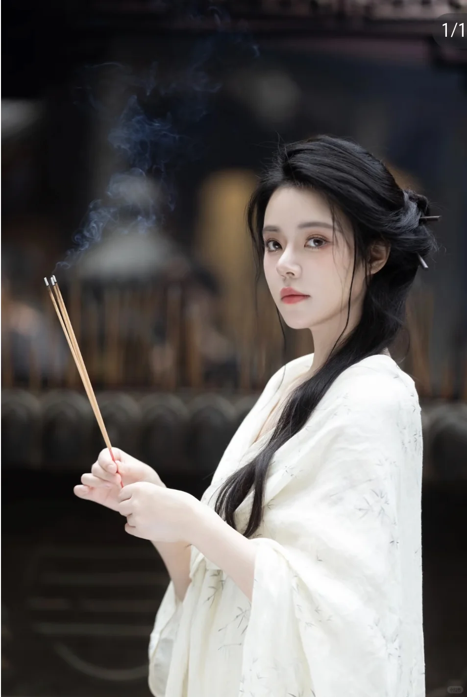 苏州蹲互勉模特，风格如图