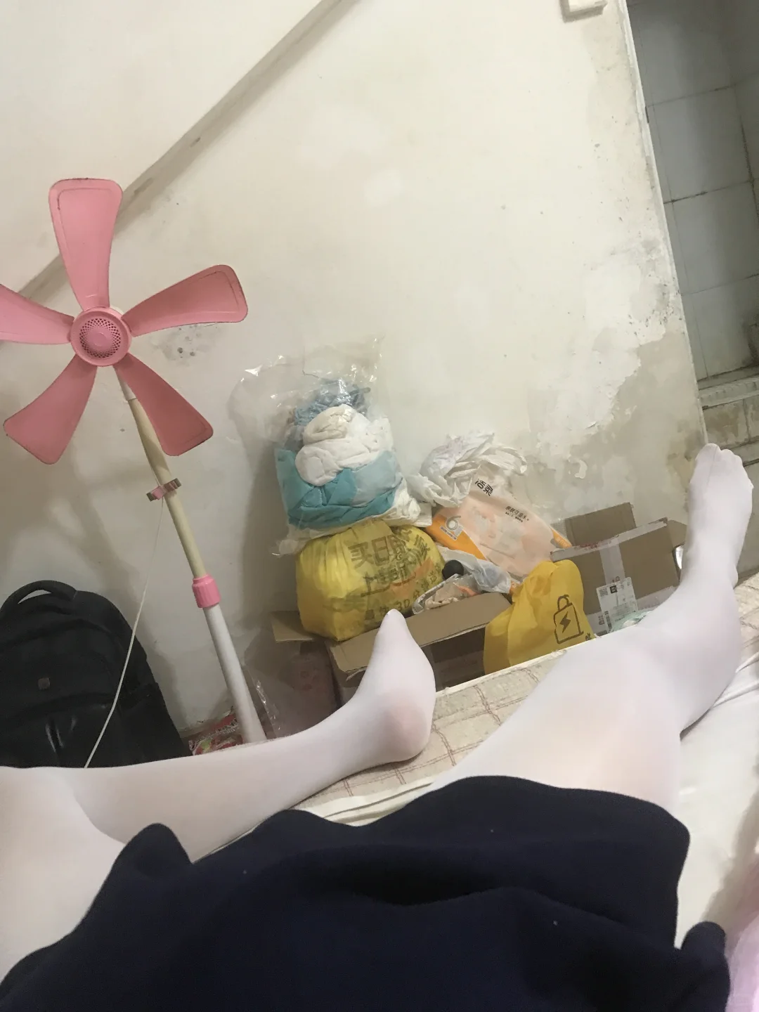 快夸我大美腿，纯欲风穿搭，白色丝袜搭配。