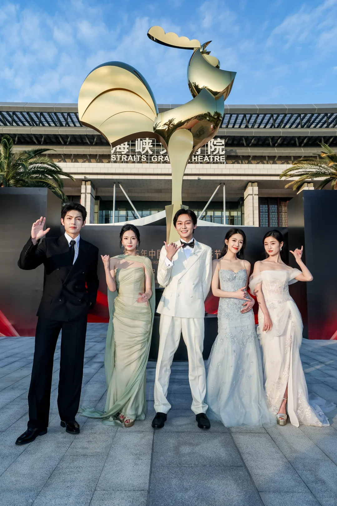 右滑查看青年演员们的红毯风采吧🎊