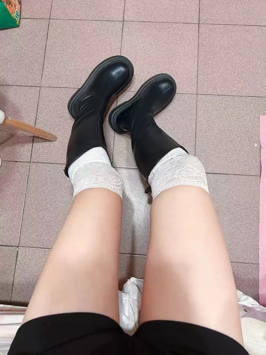新买的长筒袜和长筒靴搭配一下