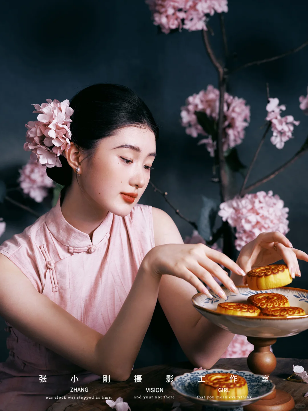 粉色旗袍少女🌸比花还娇艳