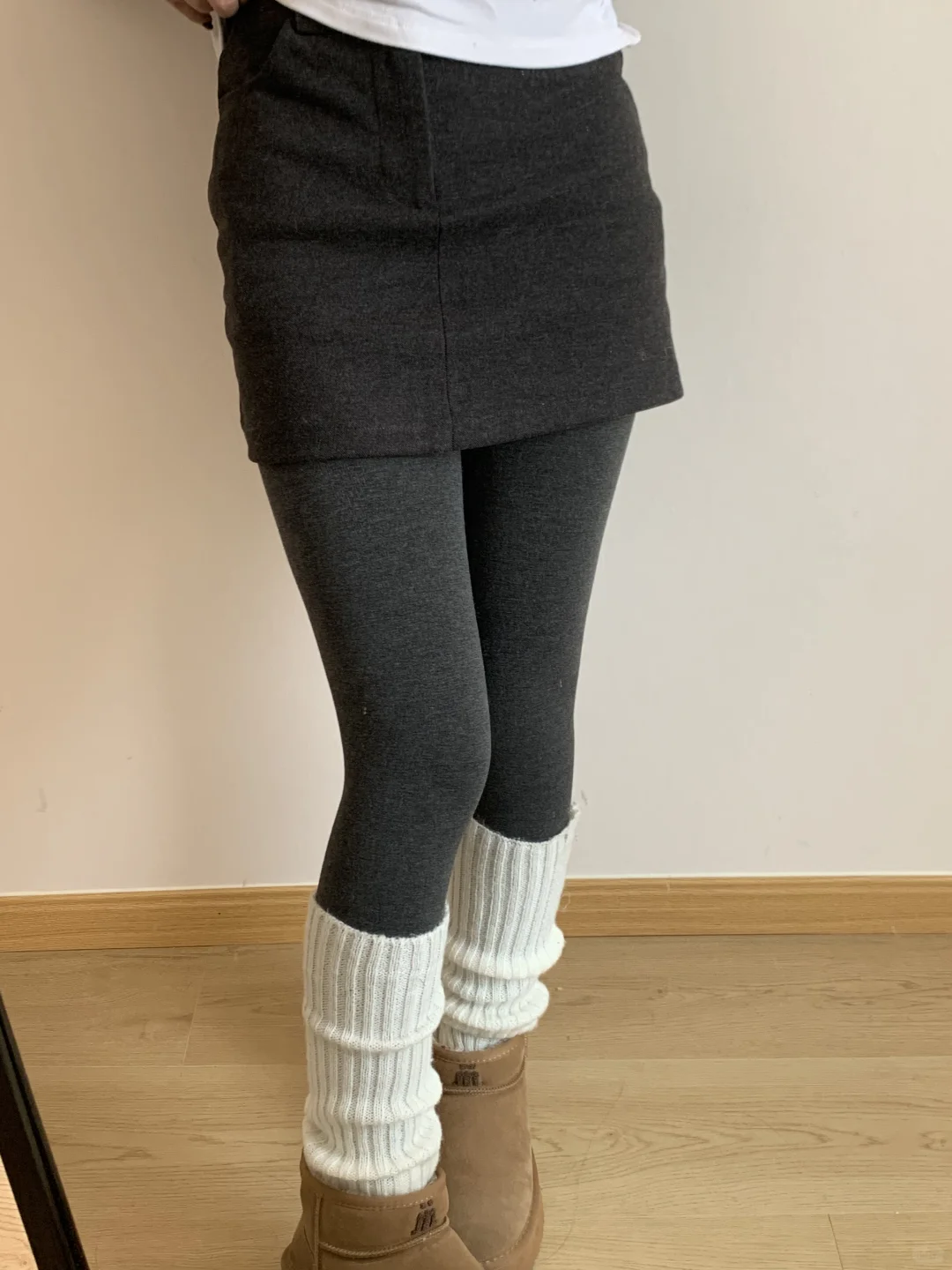 深灰色打底裤加羊绒堆堆袜，冬天就这样穿