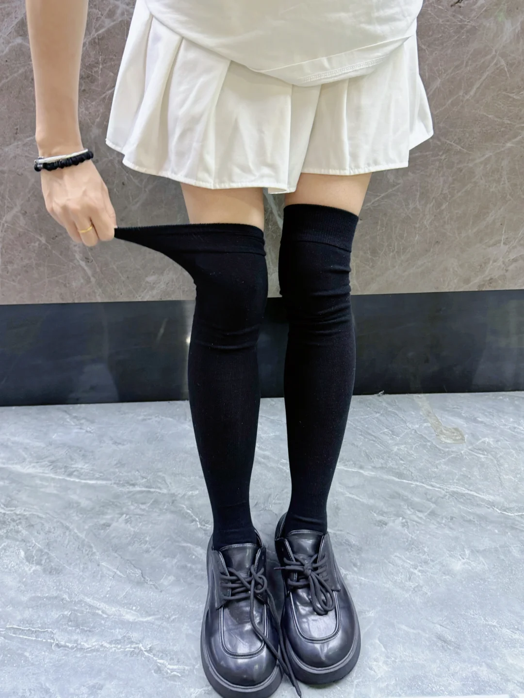 感觉过膝袜外穿的女生都有点……