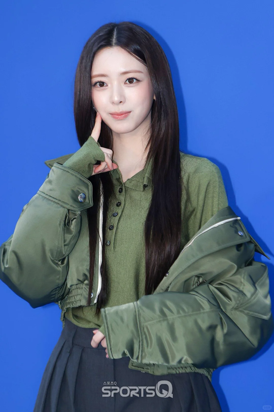 申有娜黑丝➕高跟👠，修长美腿好吸睛～