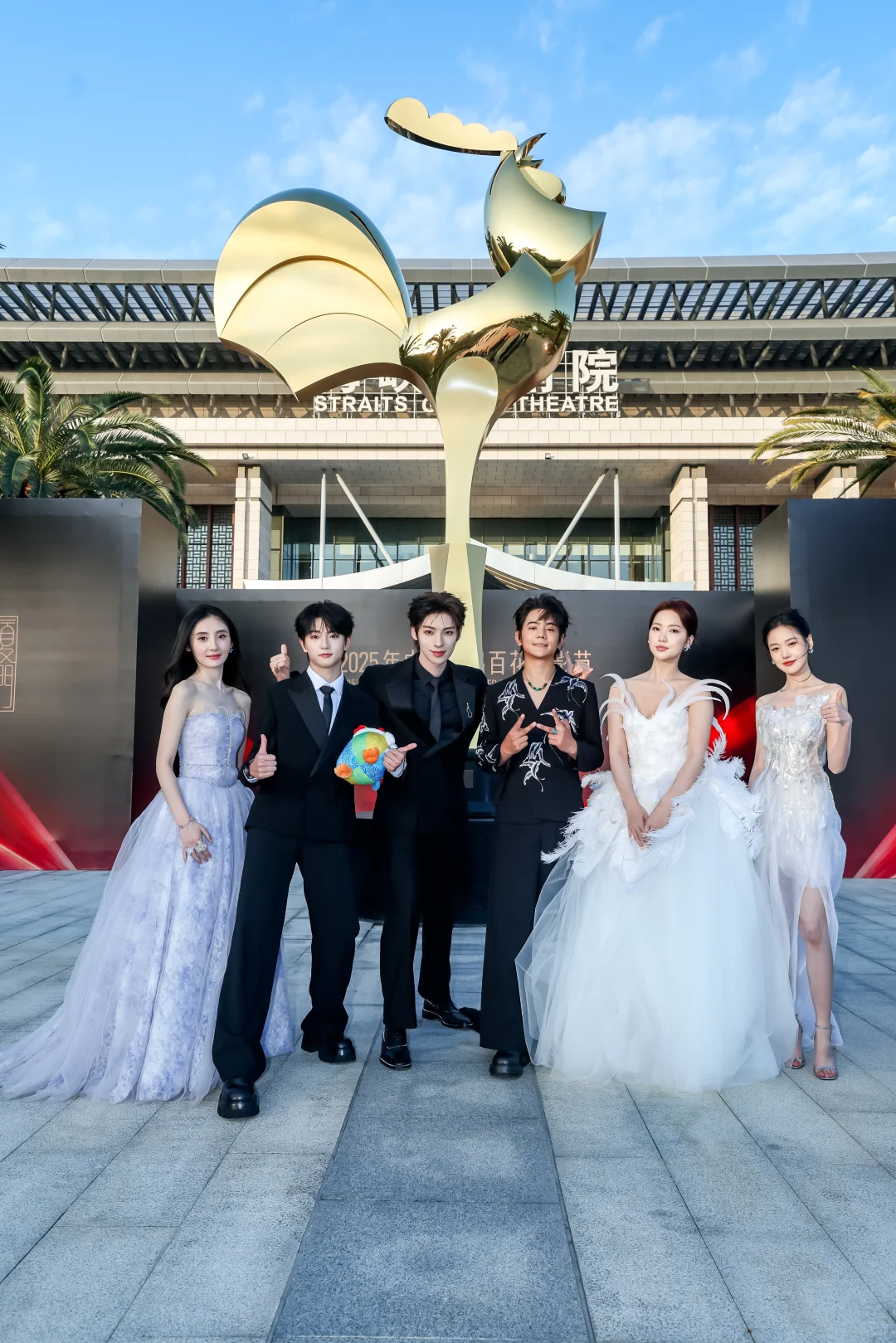 右滑查看青年演员们的红毯风采吧🎊