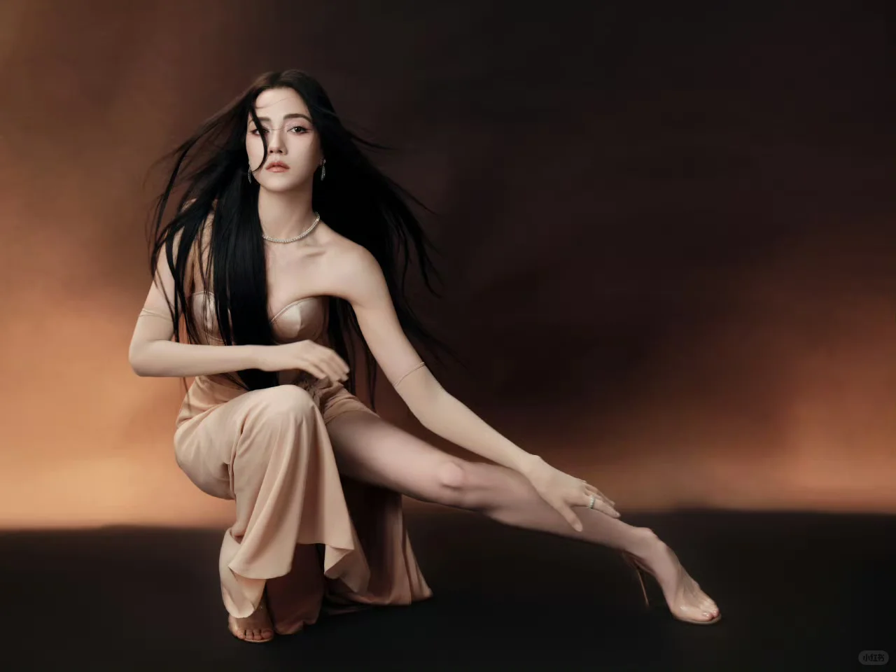 娜然 裸色抹胸魔鬼身材