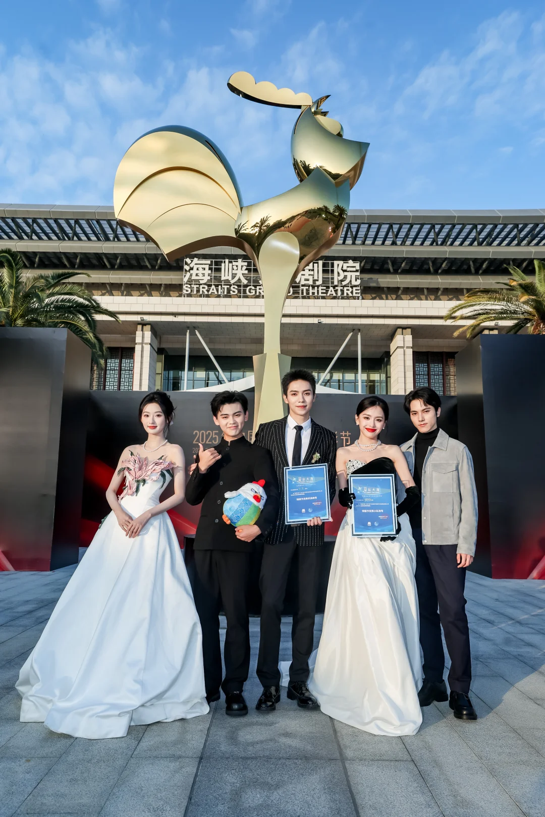 右滑查看青年演员们的红毯风采吧🎊