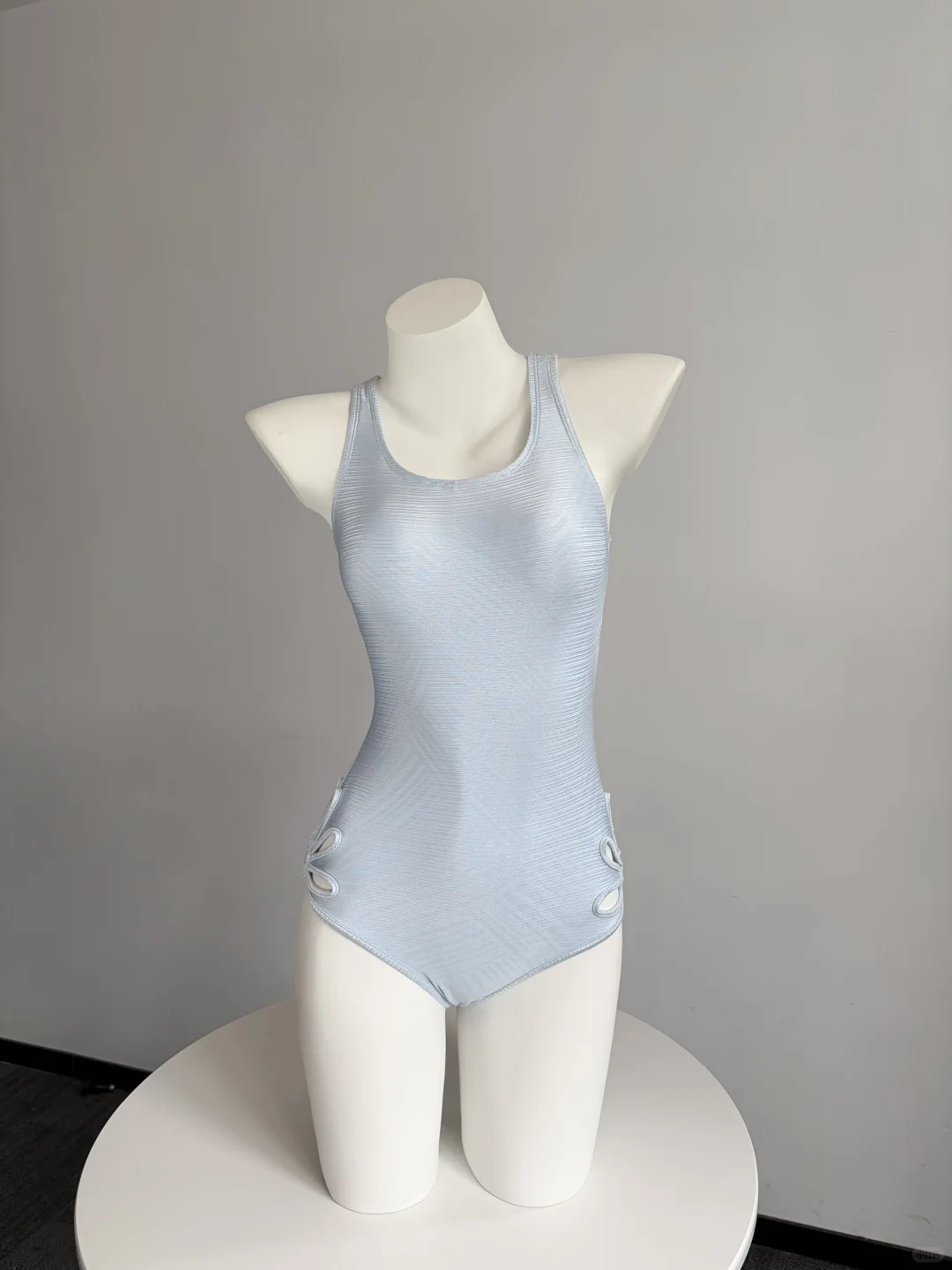 这件浅蓝交叉美背泳衣看得我1愣1楞的!!