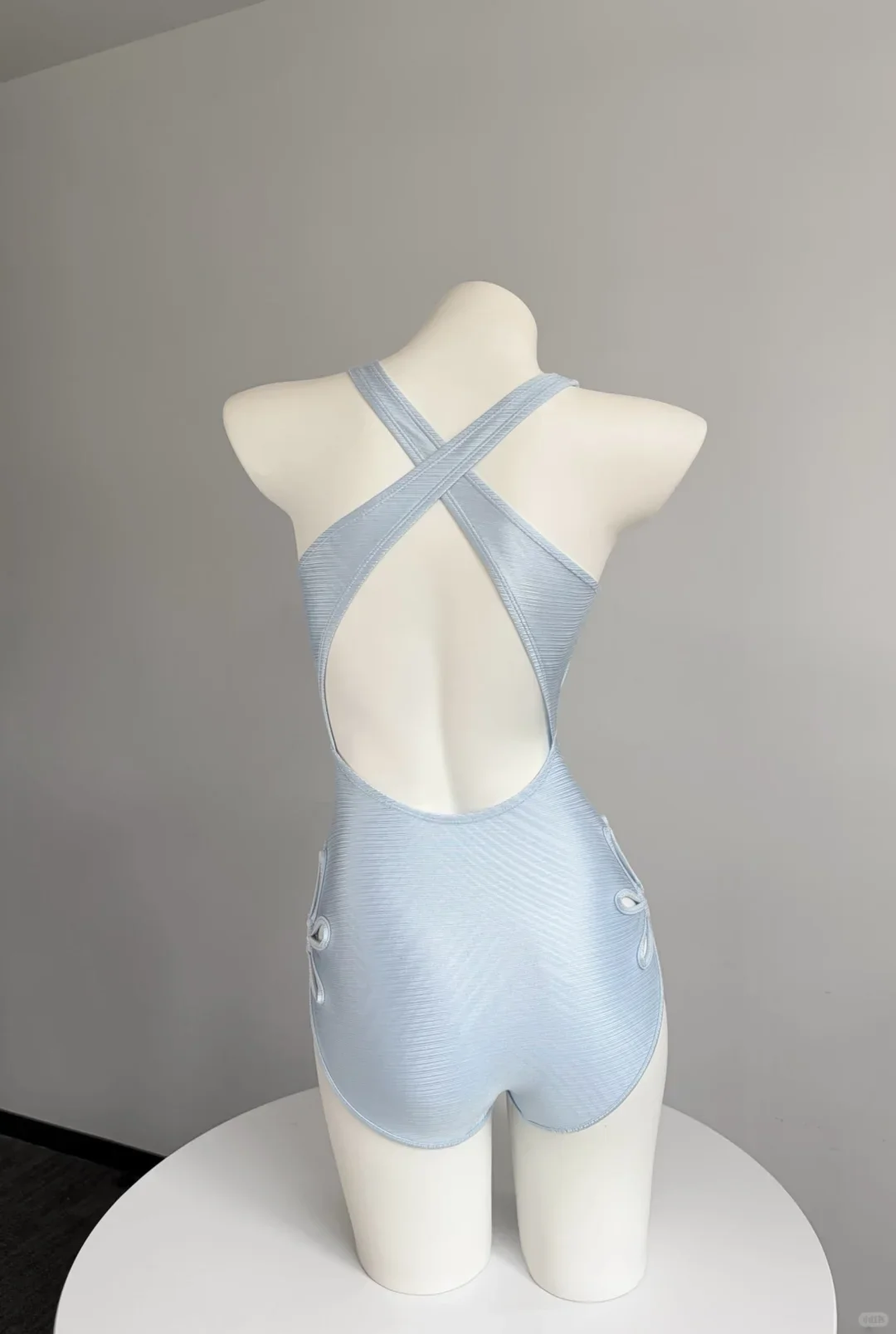 这件浅蓝交叉美背泳衣看得我1愣1楞的!!