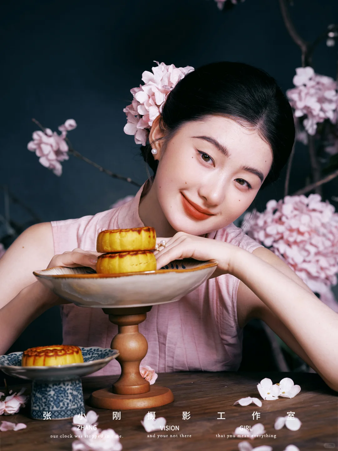 粉色旗袍少女🌸比花还娇艳