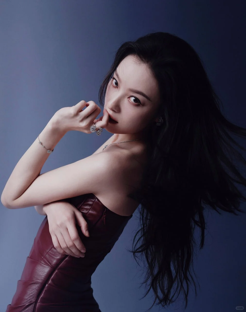 #倪妮 一身红色抹胸皮裙惊艳动人