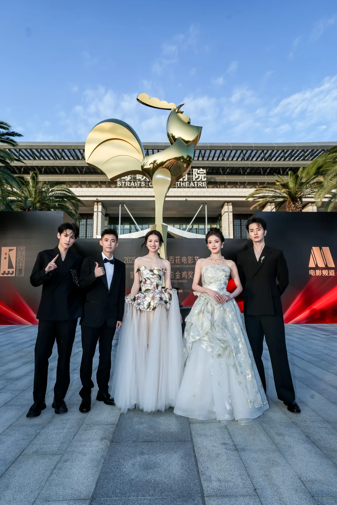 右滑查看青年演员们的红毯风采吧🎊