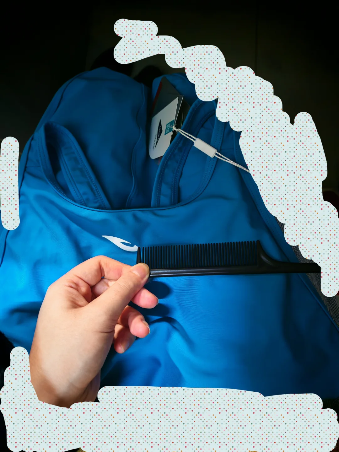 浩沙泳衣标不在中间吗