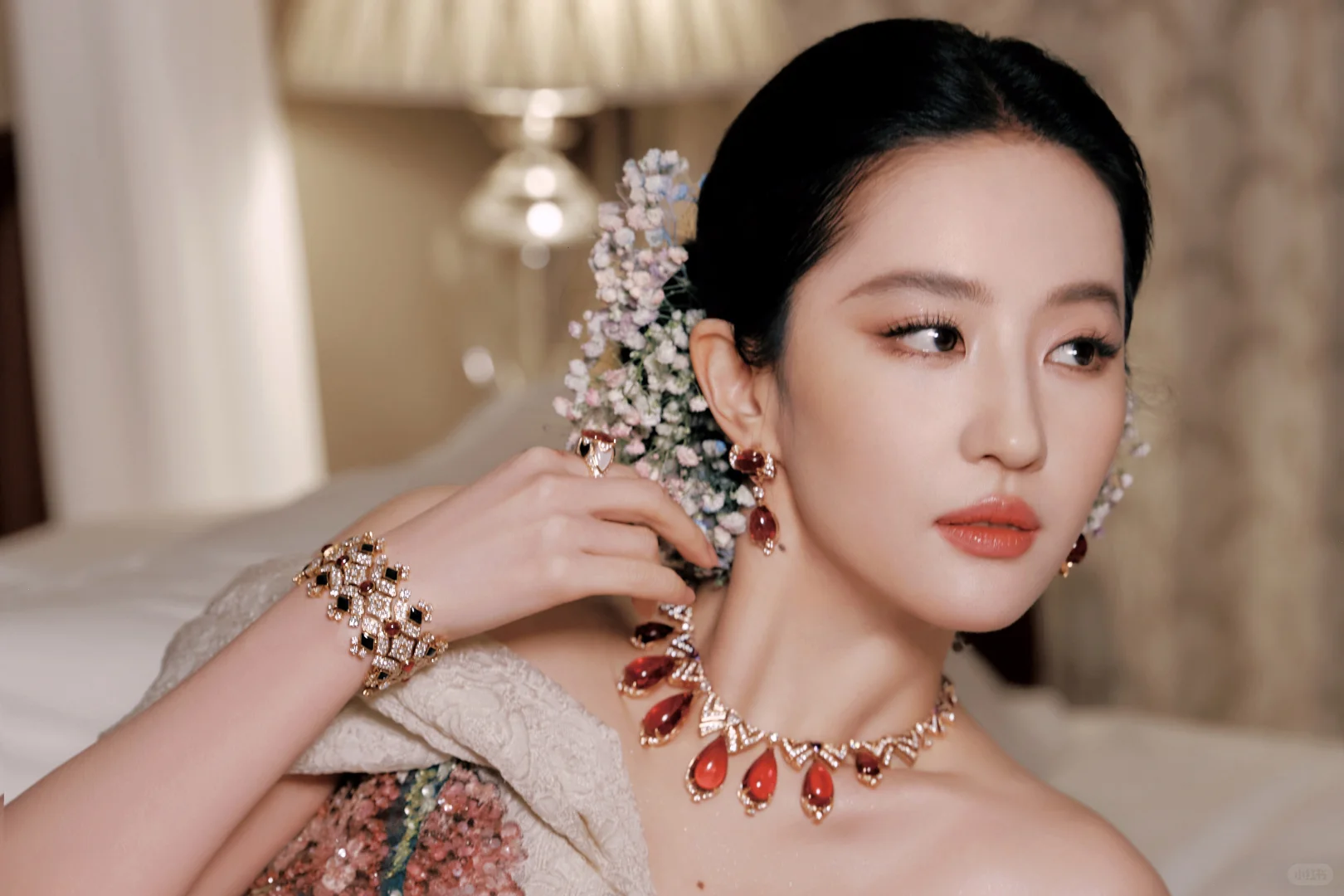 刘亦菲 高颜值 鲜花头饰 4K壁纸