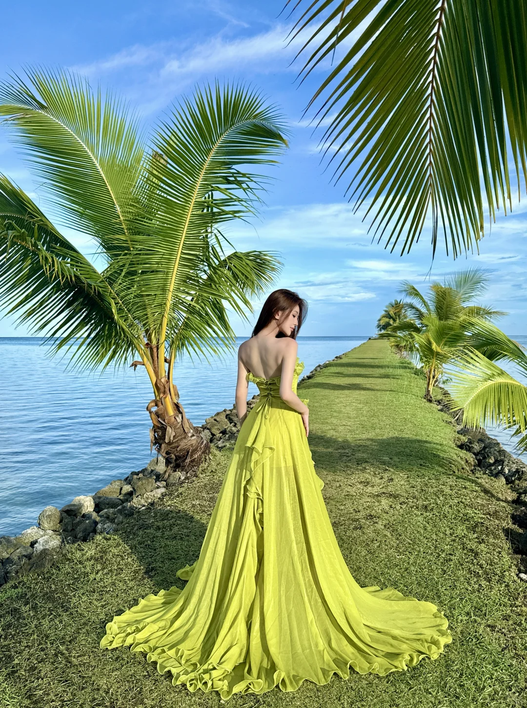 你穿露背裙的样子很美