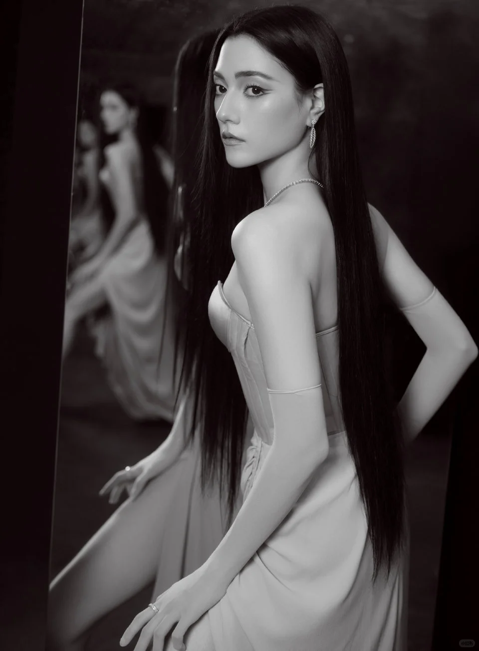 娜然 裸色抹胸魔鬼身材