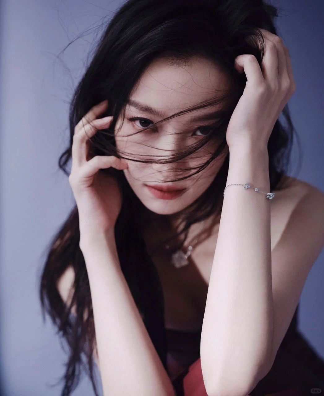 #倪妮 一身红色抹胸皮裙惊艳动人