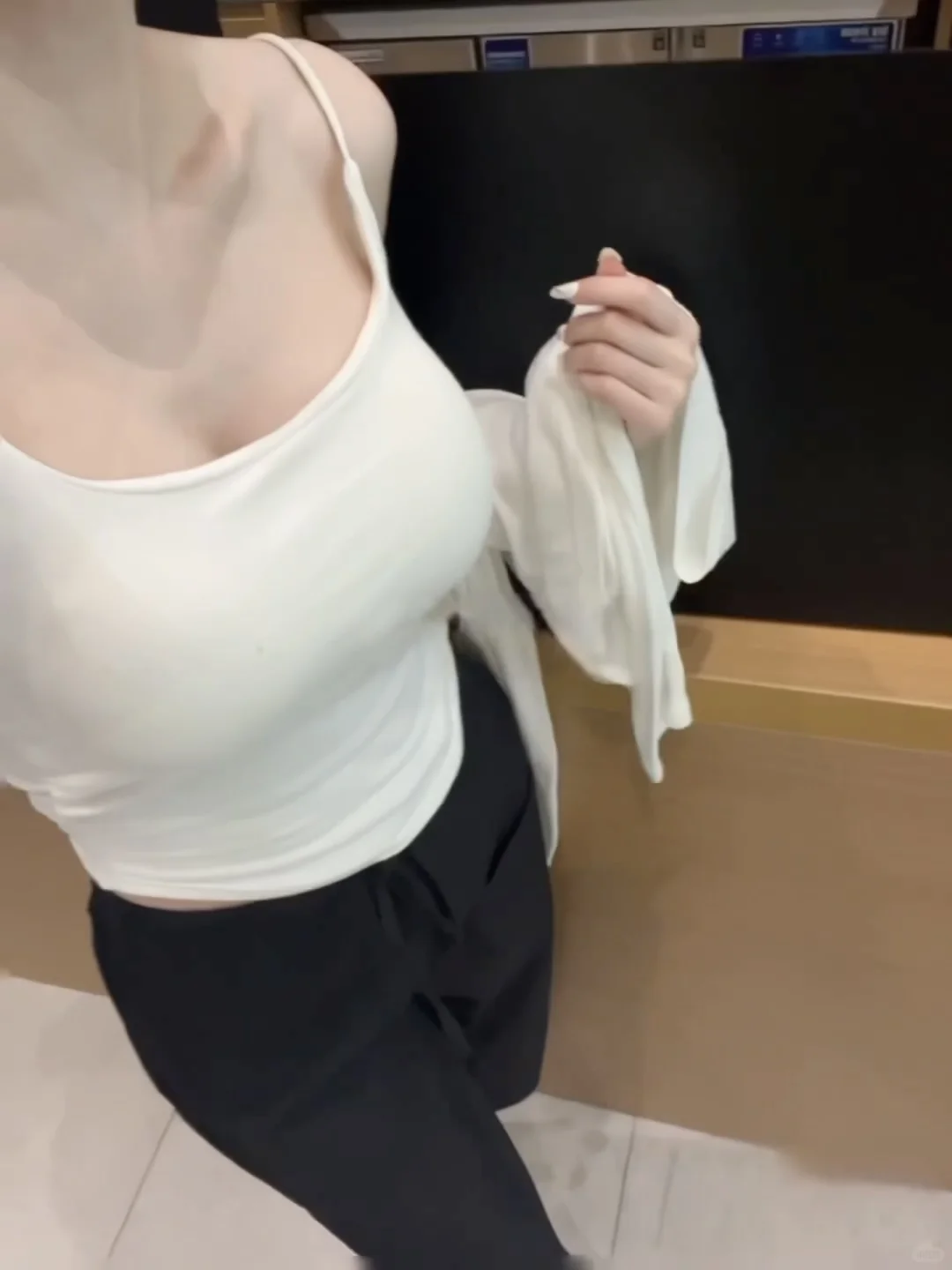 好嫩的白色吊带！