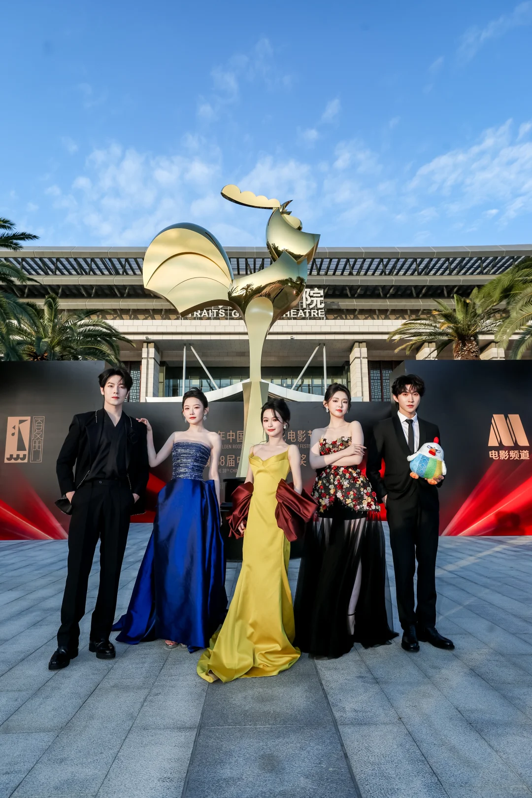 右滑查看青年演员们的红毯风采吧🎊