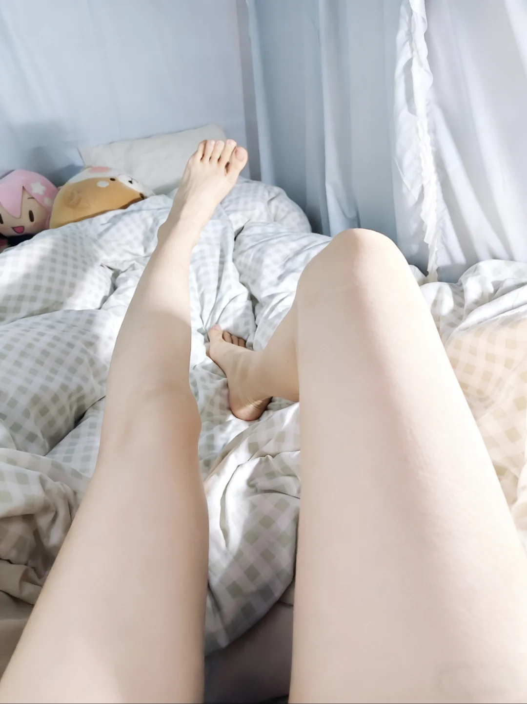 低头看自己的腿（开的灯光不一样）