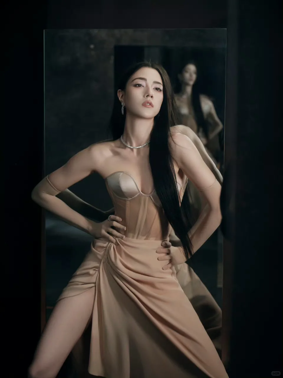 娜然 裸色抹胸魔鬼身材