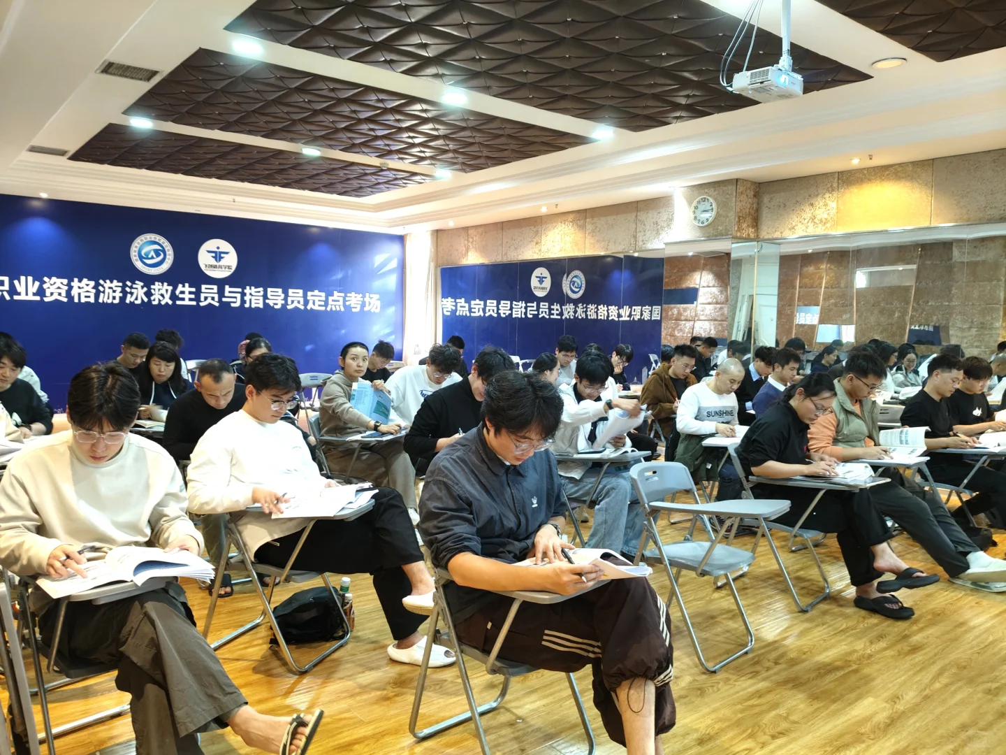 00后女大学生｜如何轻松成为游泳教练员