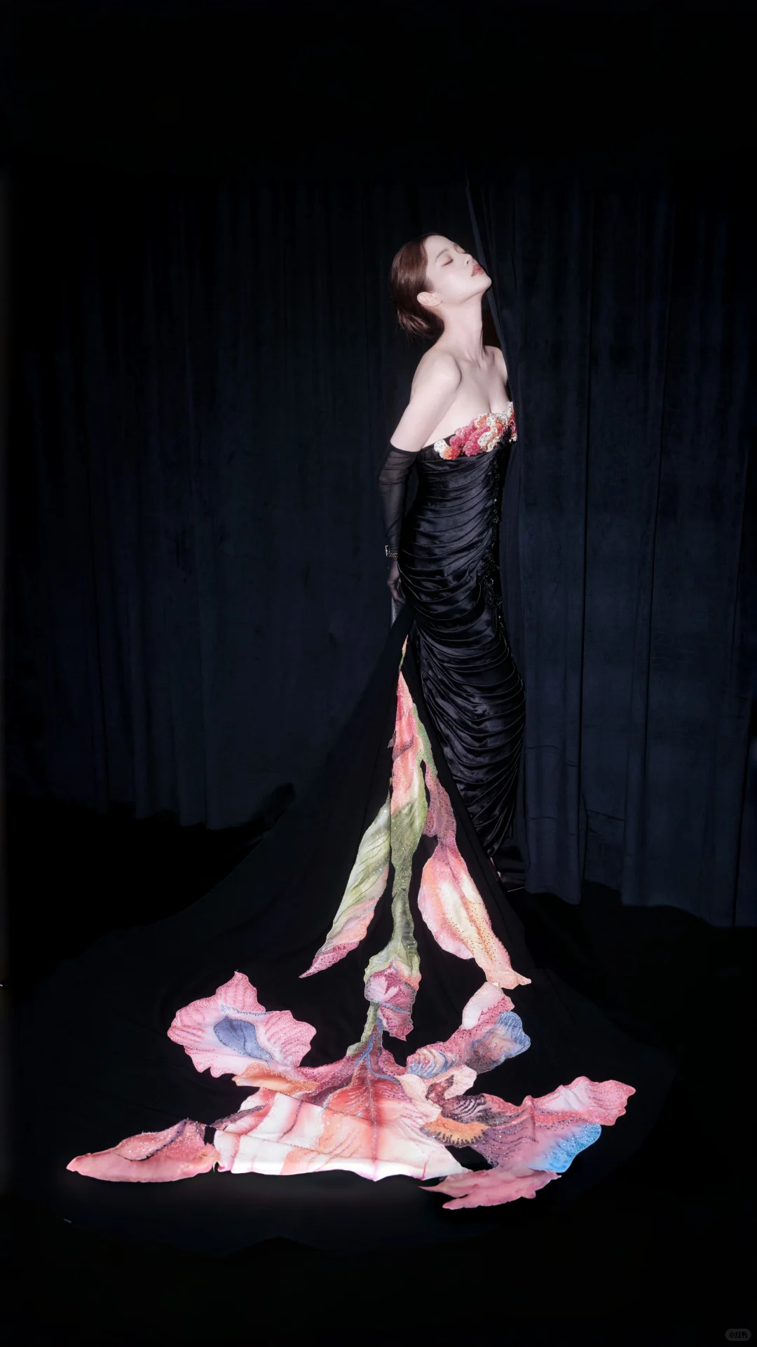 欧阳娜娜妩媚迷人高定系列