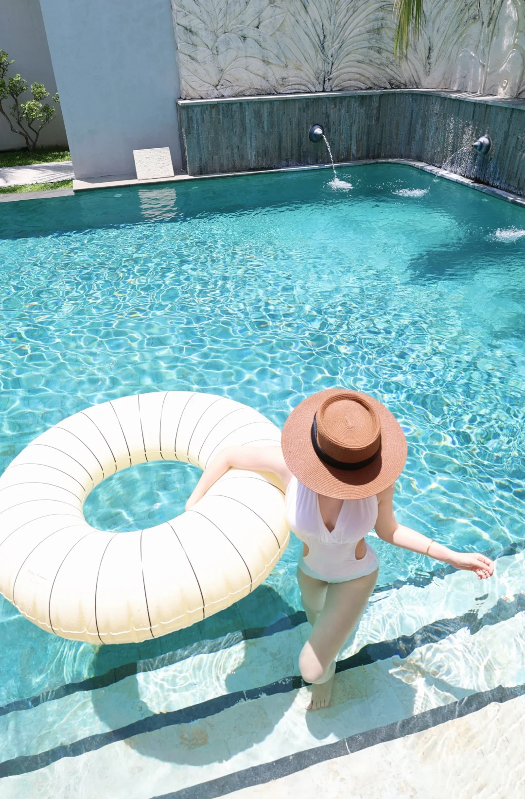 素颜游泳池拍照姿势get ✅