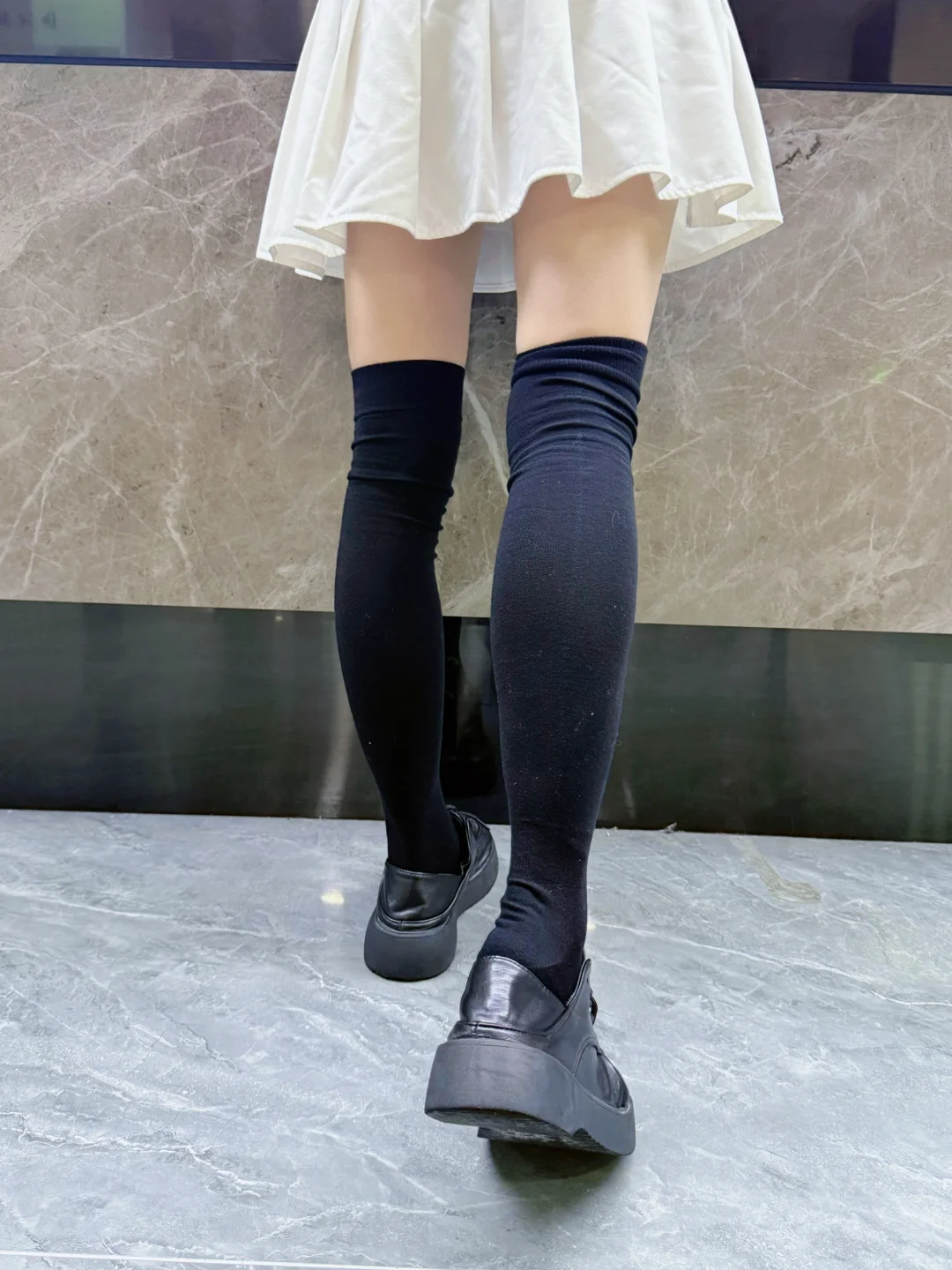 感觉过膝袜外穿的女生都有点……