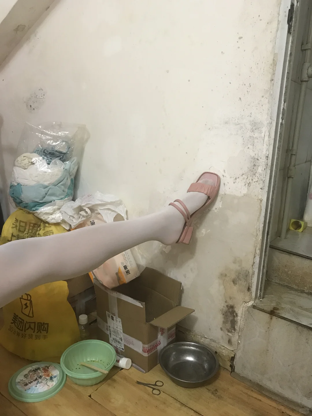 快夸我大美腿，纯欲风穿搭，白色丝袜搭配。