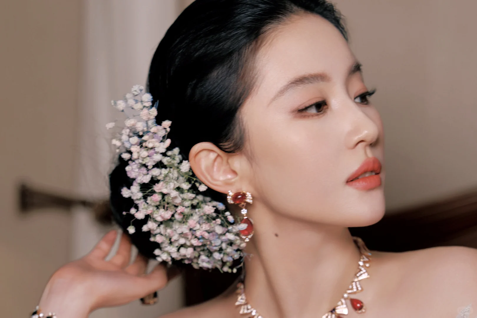 刘亦菲 高颜值 鲜花头饰 4K壁纸