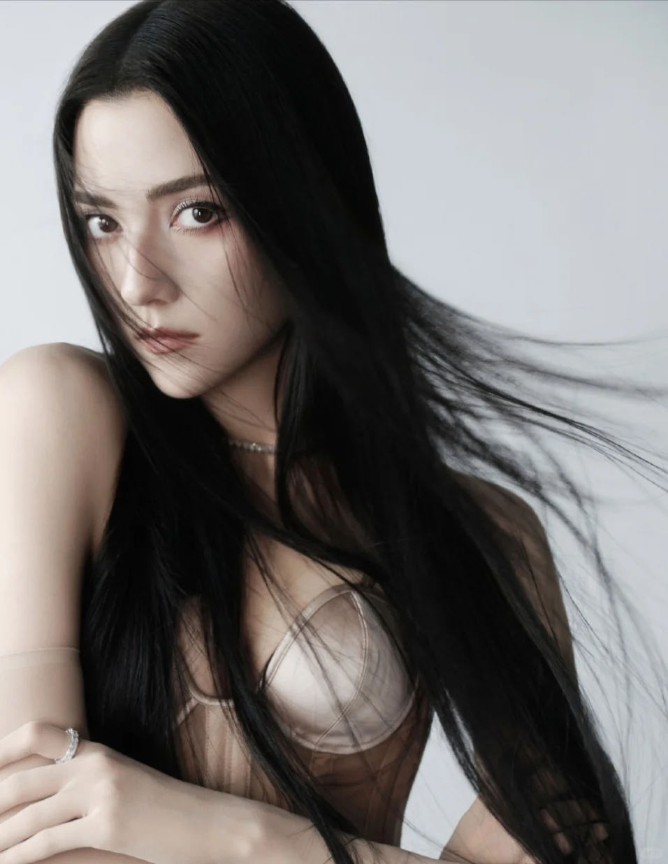 娜然 裸色抹胸魔鬼身材